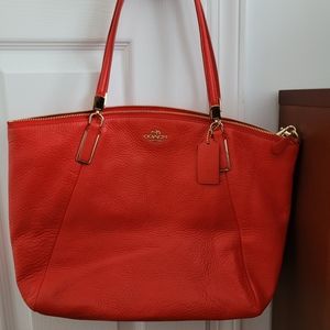 COACH WOMAN BRAND NEW LEATHER RED BAG WITH GOLD ZIPPER , SIZE MEDIUM